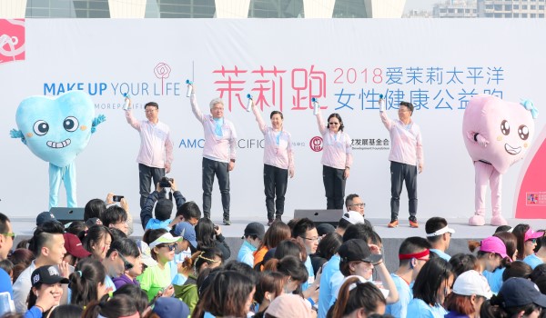 图二：4月15日全国抗癌日，2018“茉莉跑”在上海东方体育中心鸣笛开跑。_副本.jpg
